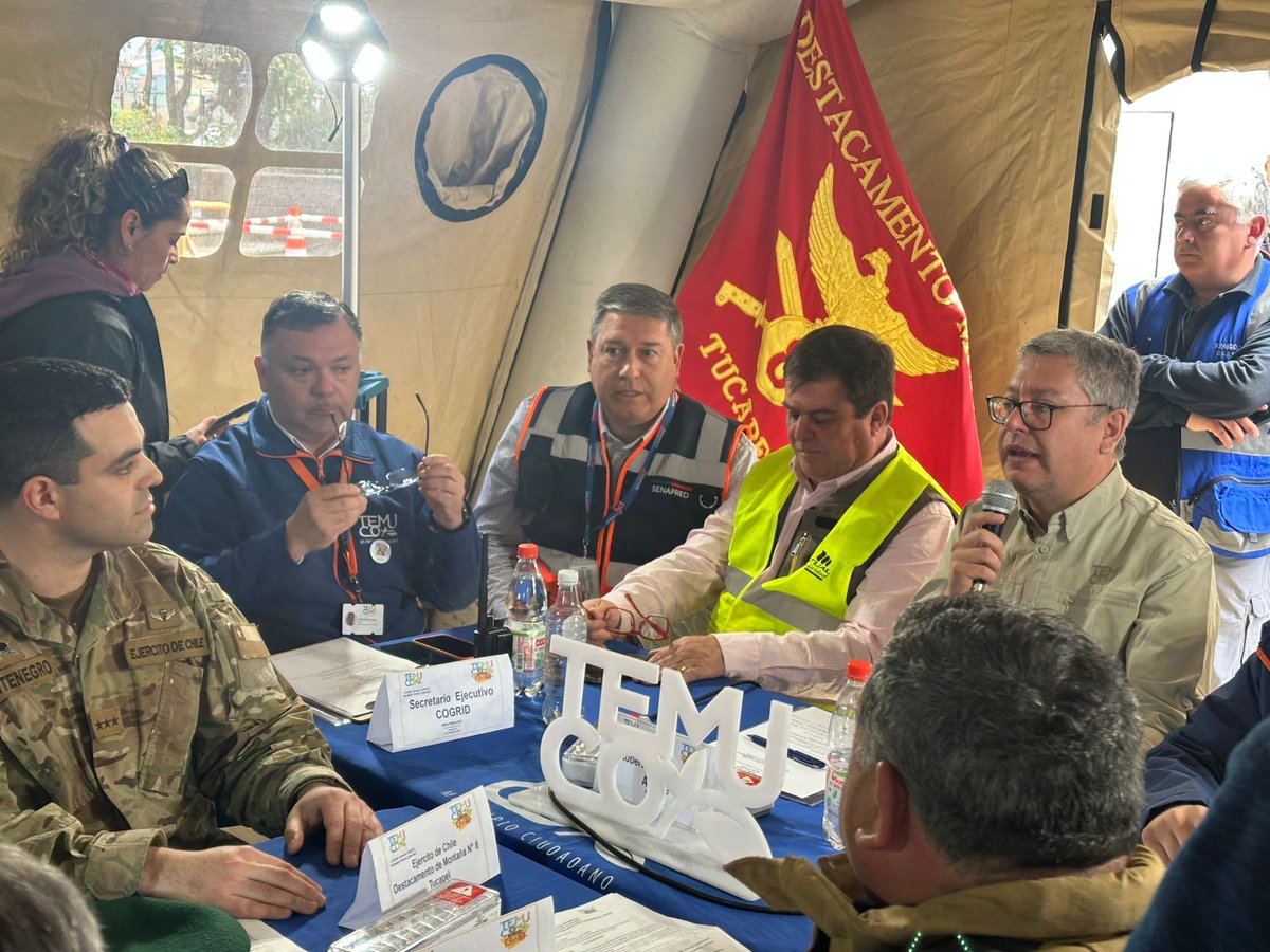 Senapred's tweet photo. Hoy, día internacional de la Reducción del Riesgo de Desastres (RRD), el Director Regional de #SENAPREDLaAraucanía, junto al @DPRLaAraucania, participaron en Simulacro Comunal por Sismo, desarrollado en la ciudad de #Temuco, el cuál contó con la participación de más de tres mil personas, ejercitando la respuesta del SINAPRED en su nivel comunal, ante esta amenaza.