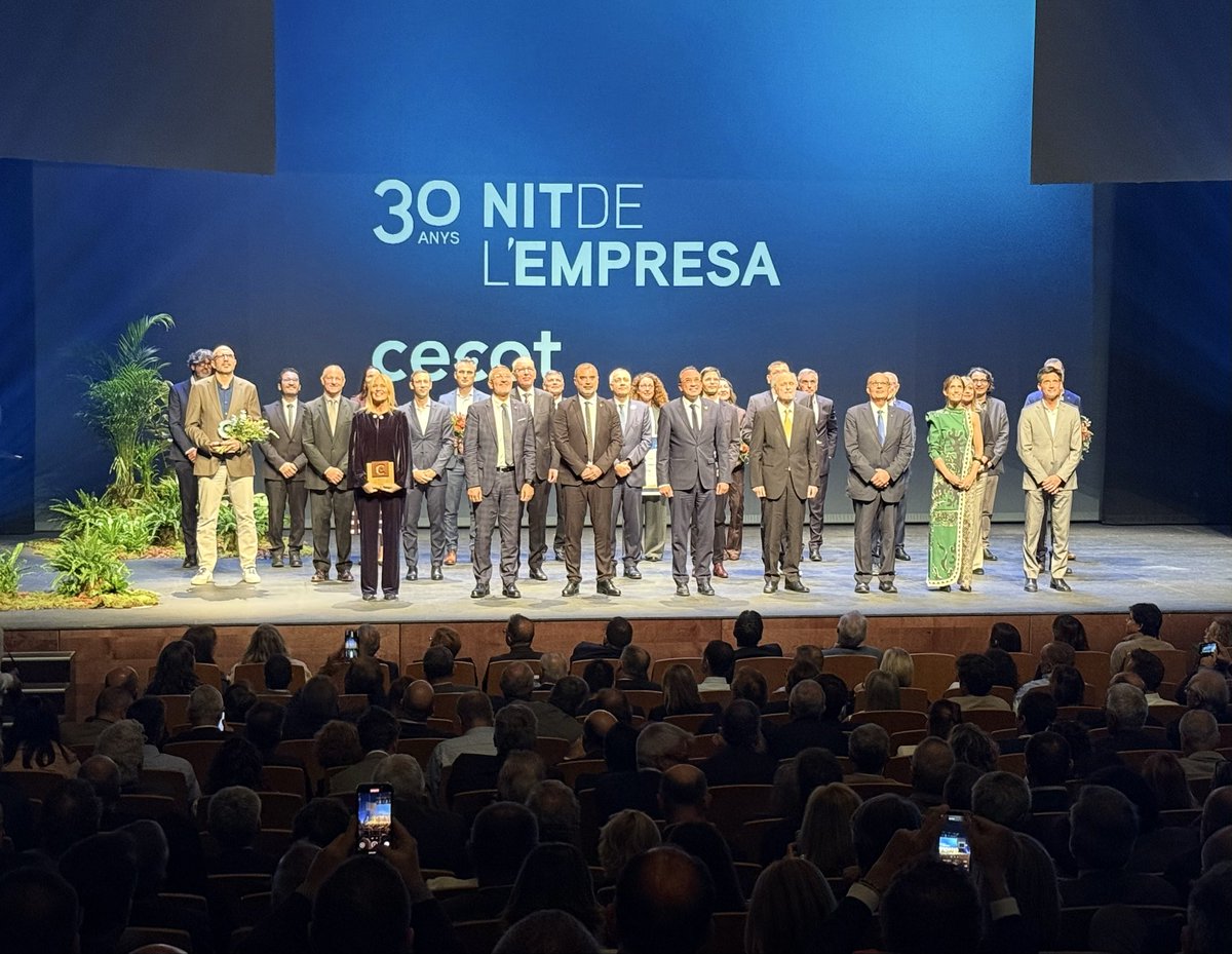 Moments per al record! Fotografia de grup amb guardonats i autoritats, símbol de la força col·lectiva del nostre teixit empresarial. #NitCecot