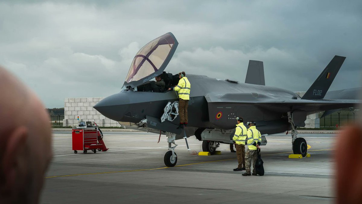 L_ThinkTank's tweet image. [ 🇧🇪 BELGIQUE ]

🔸️ Alors que Bruxelles devait recevoir ses quatre premiers F-35 🇺🇸, seuls trois des avions de chasse sont arrivés à Florennes. La raison ? Le dernier est resté bloqué aux Açores à cause d’un problème technique. Le média HLN évoque une « panne » l’empêchant de…