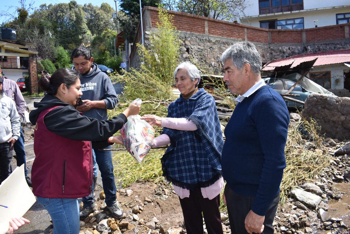 juliomenchaca_'s tweet image. Los Servidores del Pueblo recorren las comunidades para escuchar y atender directamente a las necesidades de las familias.
Su labor en territorio fortalece la coordinación y garantiza que el apoyo llegue donde más se necesita.
#HidalgoUnido
#PrimeroElPueblo