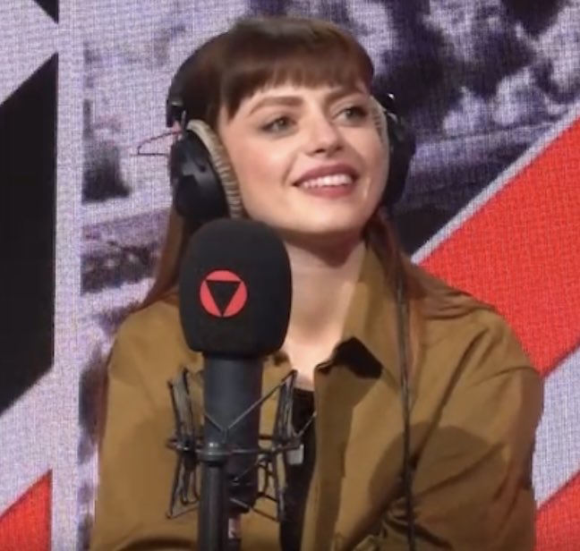 in questi giorni è così felice, si vede che è proprio contenta dell’album e del progetto e nonostante stia facendo un sacco di cose su e giù per l’Italia è sempre con il sorriso in faccia e questa è la cosa più bella🫂