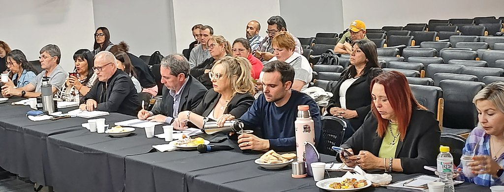 flaviamanoniok's tweet photo. • 13/10/25 • Plenario del SUTE 👥

Nos reunimos junto a docentes y no docentes, secretarios/as departamentales y la conducción provincial del sindicato.

Temas centrales que tratamos:
🗨️ Paritaria Nacional Docente
🗨️ Ley de financiamiento educativo
🗨️ Regimen previsional

#ProvinciasUnidas
#DefendamosMendoza
#Mendoza
#Argentina
