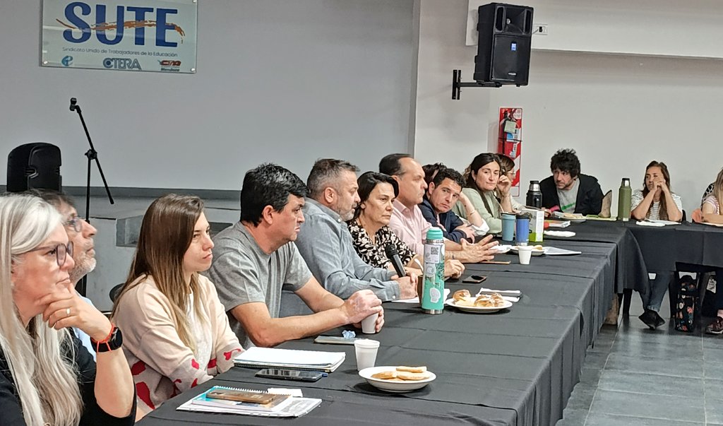 flaviamanoniok's tweet photo. • 13/10/25 • Plenario del SUTE 👥

Nos reunimos junto a docentes y no docentes, secretarios/as departamentales y la conducción provincial del sindicato.

Temas centrales que tratamos:
🗨️ Paritaria Nacional Docente
🗨️ Ley de financiamiento educativo
🗨️ Regimen previsional

#ProvinciasUnidas
#DefendamosMendoza
#Mendoza
#Argentina