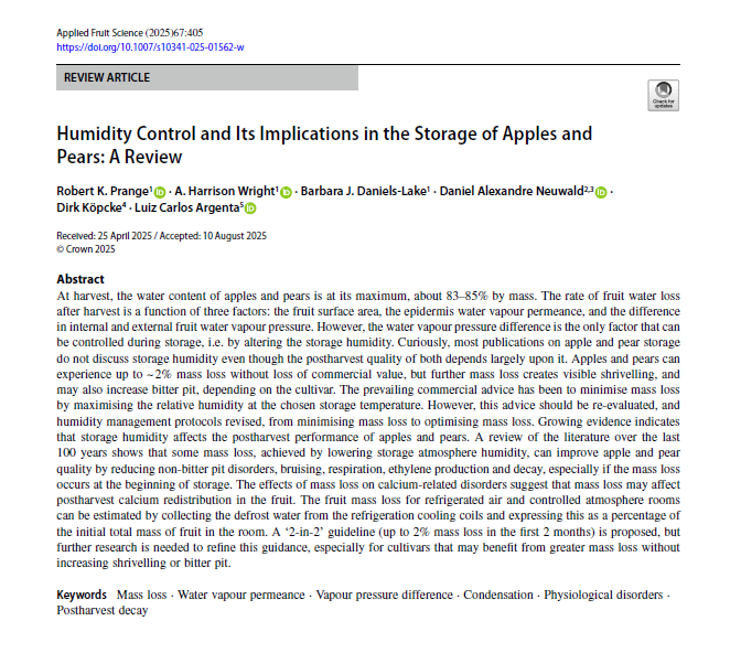 Nacherntephysi1's tweet photo. At harvest, apples &amp; pears are ~85% water. 💧
We show that some water loss after harvest can actually improve quality — reducing disorders, respiration &amp; decay.
Time to rethink storage humidity!
#Postharvest #FoodScience #FruitStorage https://t.co/hHYlr5Va2m