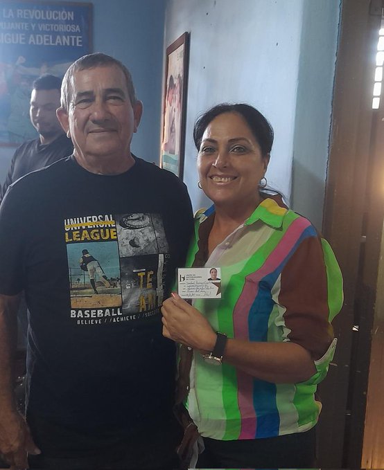 La Unión de Historiadores de Cuba del municipio #Guane reconoce a la Máster Isabel Ramón Castillo por su abnegada contribución al servicio de nuestras raíces. #CubaMined #PinardelRío