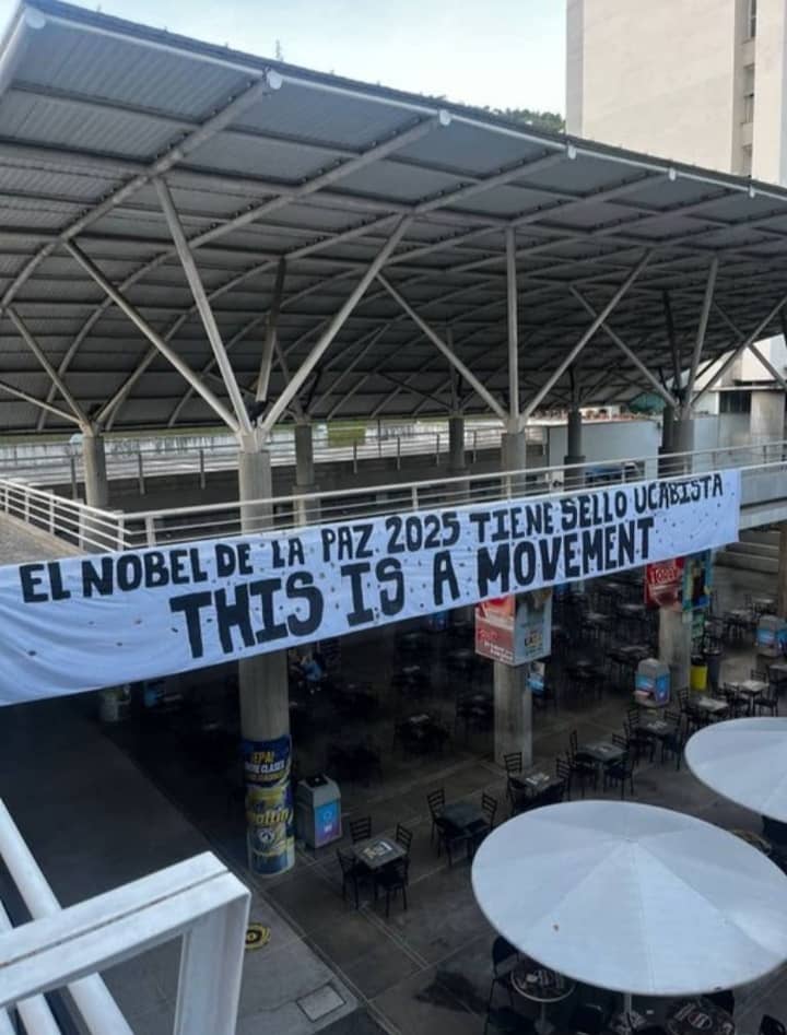 Cuando las instituciones y sus directivas fallan (en este caso UCAB), los ciudadanos/estudiantes orgánicamente responden 
y los relevan.