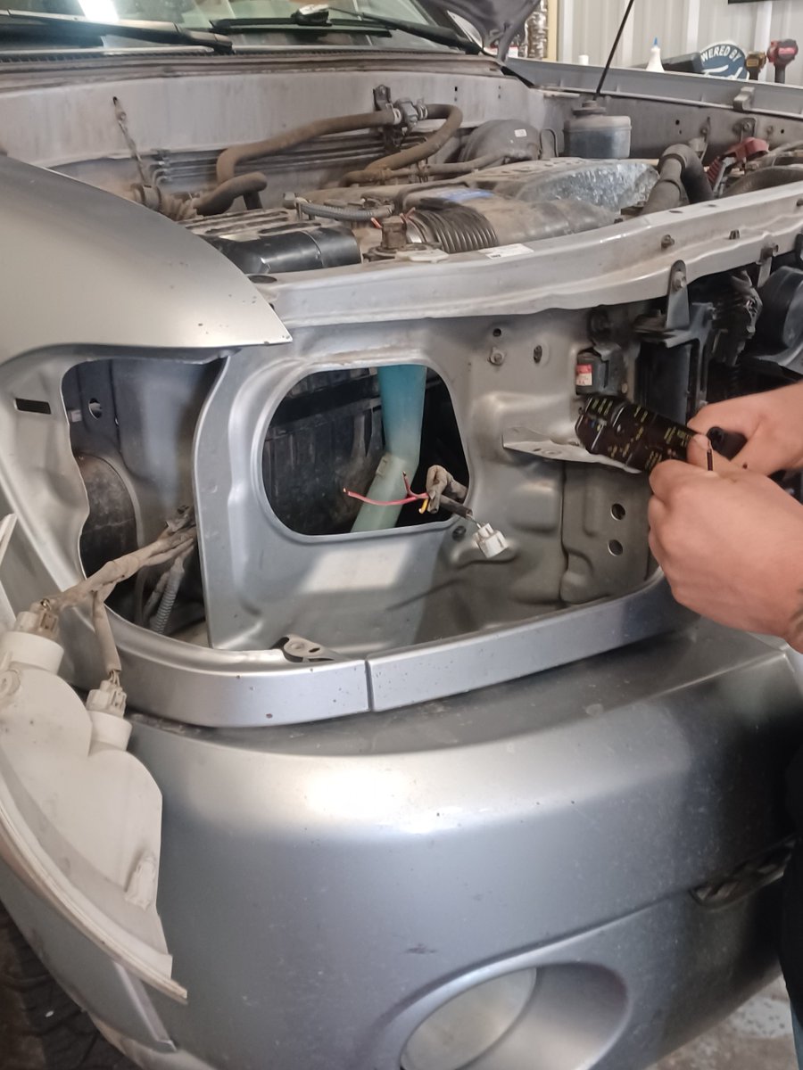 AdvantageAutom3's tweet image. If your Headlights are Dim, Flickering, or Not Working, it’s time to replace your Headlights. Clear and Bright Headlights are important for Safe Night Driving. Headlights help other drivers see you on the road. Whether it’s a simple bulb or a Headlight Assembly, we got your back.