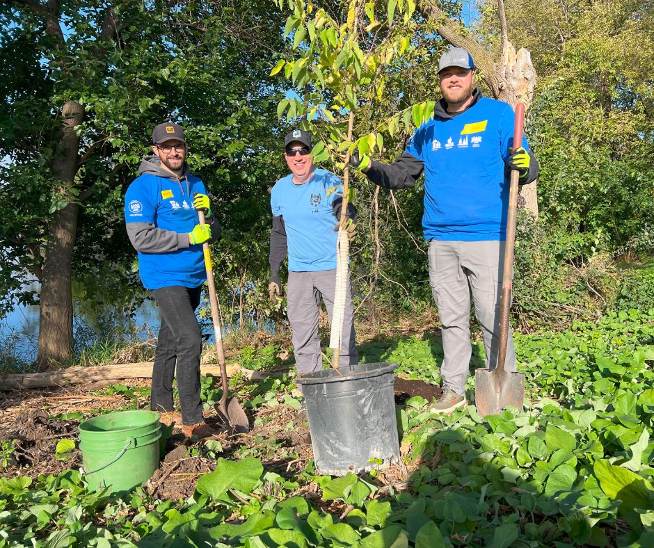 TreeTrust's tweet image. 🌳 Big thanks to Minnesota United FC, Mortenson Construction, and our favorite loon, PK, for helping us plant trees in Golden Valley! 💚
With your support, we’re not just planting trees—we’re growing a greener, healthier community. And that's something to cheer for!