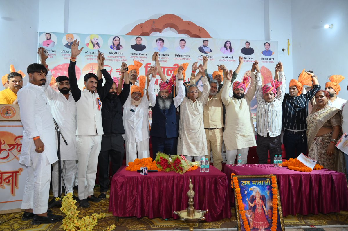 omtanwarsingh's tweet image. भिवानी में करणी सेना का दीपावली मिलन समारोह राजपुत धर्मशाला में आयोजित किया,जिसमें हजारों करणी सैनिकों ने भाग लिया,राष्ट्रीय अध्यक्ष श्री सुरजपाल अम्मु जी ने IPS Y Purn Kumar जी के परिवार को न्याय के लिए आवाज उठाई,इस मौके पर राष्ट्रीय वरिष्ठ उपाध्यक्ष आपका ओम तंवर भी उपस्थित रहा