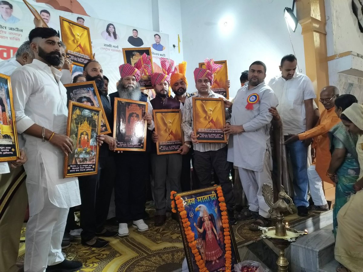 omtanwarsingh's tweet image. भिवानी में करणी सेना का दीपावली मिलन समारोह राजपुत धर्मशाला में आयोजित किया,जिसमें हजारों करणी सैनिकों ने भाग लिया,राष्ट्रीय अध्यक्ष श्री सुरजपाल अम्मु जी ने IPS Y Purn Kumar जी के परिवार को न्याय के लिए आवाज उठाई,इस मौके पर राष्ट्रीय वरिष्ठ उपाध्यक्ष आपका ओम तंवर भी उपस्थित रहा