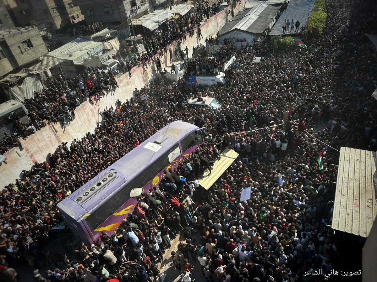 İsrail’in elinde esir olan Gazzelilerden bazıları serbest bırakılıyor. 

Şu kalabalığa bakın. Birbirini hiçbir koşulda bırakmayan muhteşem bir halk, inanılmaz bir birlik ve dayanışma örneği.