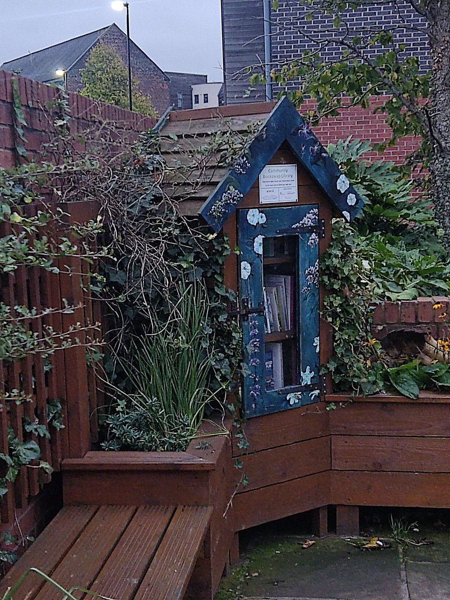 shefffoodlover's tweet image. Monday evenings now find me hanging around Kelham. This little discovery is going to be dangerous. So many good books in there, especially if you speak Spanish. #communitylibrary #kelhamisland #kelham #sheffieldbooklibrary
