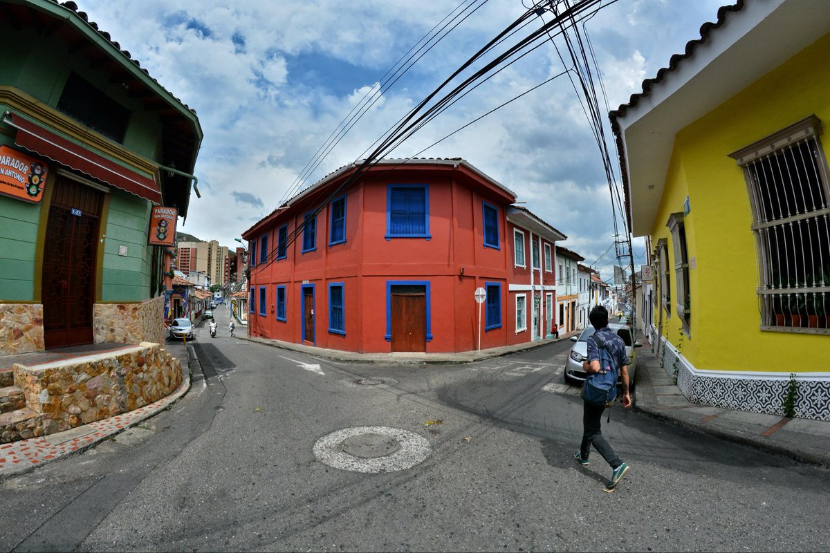 juanmartinbc's tweet photo. Me sueño con un San Antonio transformado urbanísticamente: con andenes amplios, cables subterráneos y espacios verdes que embellezcan su entorno. Este barrio, con su encanto colonial y calles adoquinadas, puede convertirse en el corazón turístico de Cali. Si lo potenciamos con una renovación urbana sostenible, haremos de Cali la mejor ciudad de Colombia.