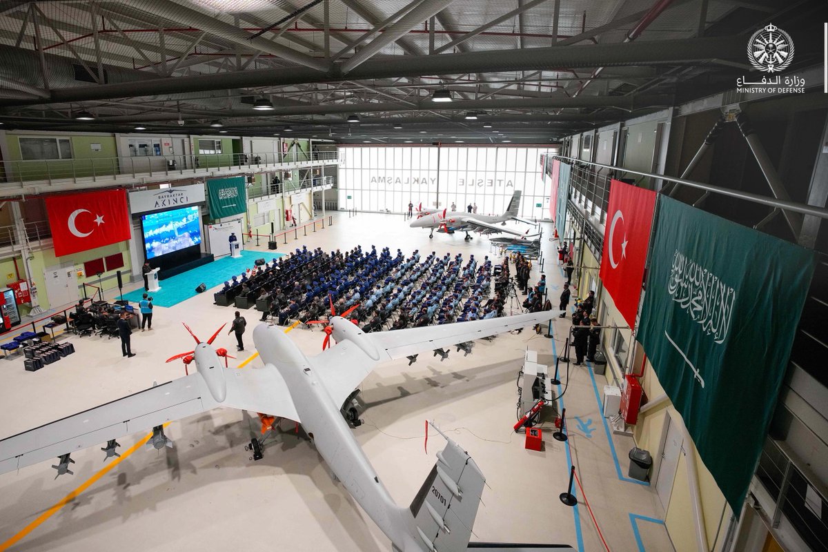 سمو قائد #القوات_الجوية الفريق الركن تركي بن بندر بن عبدالعزيز، يشهد في قاعدة تشورلو الجوية بجمهورية تركيا حفل تخريج الدفعة الأولى من متدربي القوات الجوية على منظومة الطائرات المسيَّرة من طراز «أكينجي»، المصنَّعة من قبل شركة «بايكار» التركية للصناعات الدفاعية.