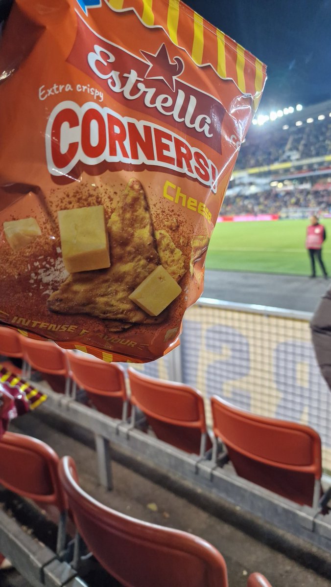 they threw chips into the crowd and this old man infront of me caught it and gave it to me 😭🤍