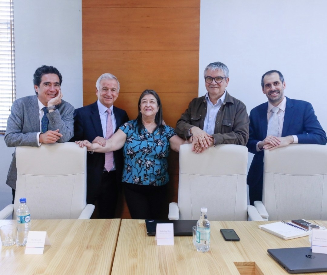 Hoy en el Ministerio de Hacienda, junto a ex ministros y ministro Grau, despidiendo a nuestra queridísima Maria Helena Huppenbauer, la "Huppen, tras 22 años como secretaria en el Gabinete y 45 en el sector público. 
Servidora pública extraordinaria, mujer generosa y gran amiga.