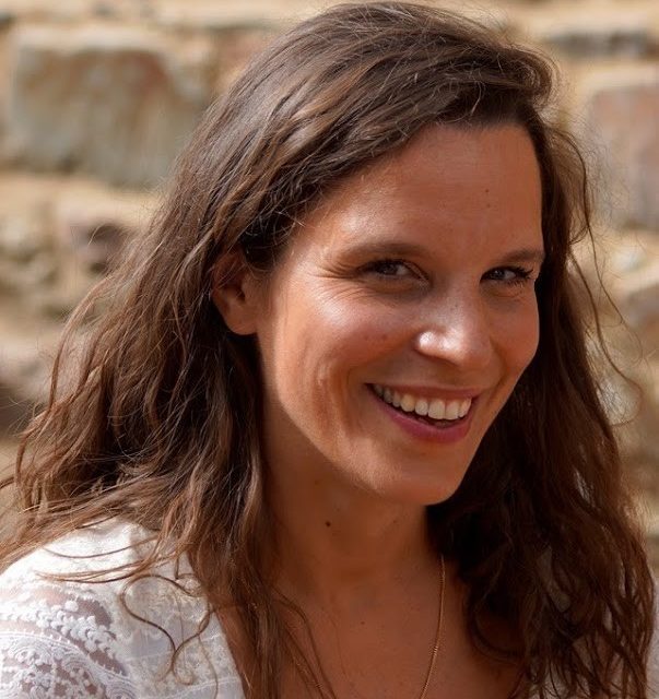 La chanteuse bretonne Clarisse Lavanant sera ce jeudi soir au stade de la Rabine à Vannes pour la rencontre entre le RCV et Oyonnax comptant pour la 7ème journée de Pro D2. 
Elle y interpétra le Bro Gozh Ma Zadoù bien sûr. C'est le mois d'octobre "rose" que le RCV met en relief.