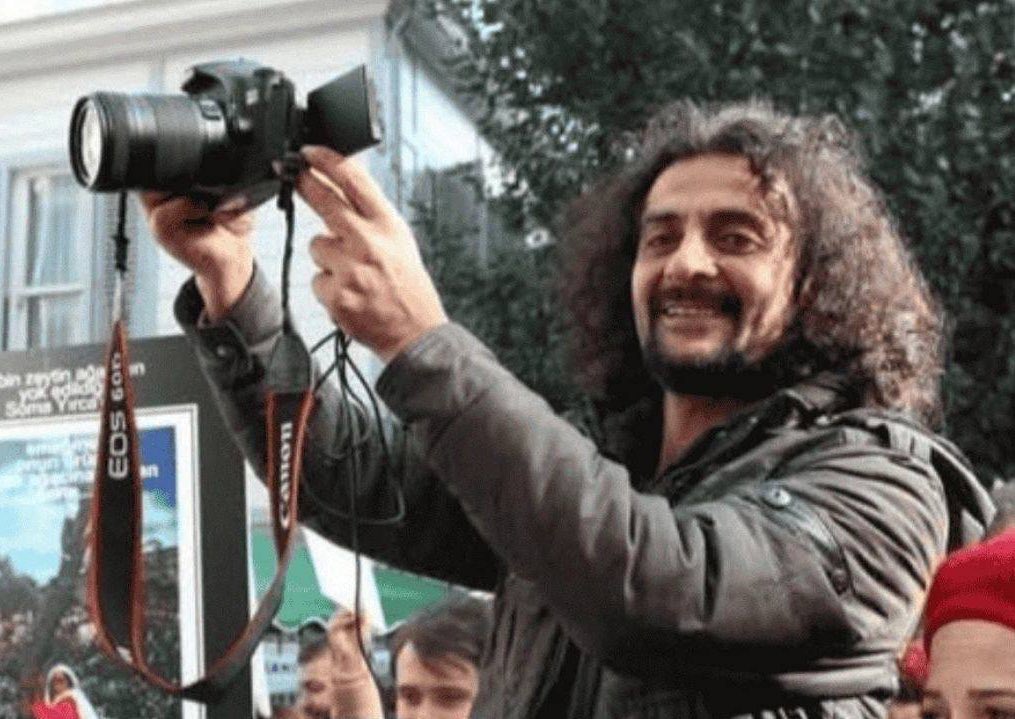 2162yoldas's tweet photo. Ruhumda harabe sokaklar var…
Ama senin adını taşıyan bir sokağın,
ışıkları hiç sönmüyor…
İnsanlar hep böyle mi ölür…
#HakanTosun https://t.co/UBcXt6T16Y