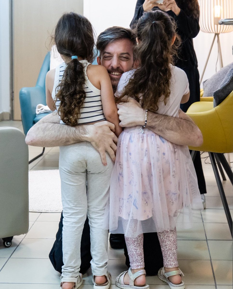 DAD IS HOME 🇮🇱

Freed hostage David Cunio reunites with his daughters! ❤️