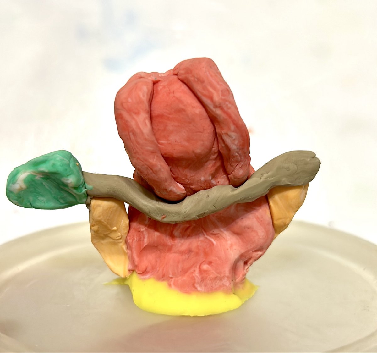 Mi pequeña ha modelado a Mira de las demon hunters con plastilina y creo que esto es lo más bonito que vais a ver hoy en esta red social. ❤️❤️❤️