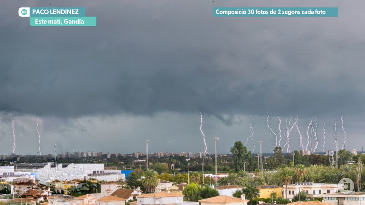 Una composició de 30 fotos, cada una de 2 segons. Espectacular. Gràcies Paco Lendinez.  Des de Gandia.