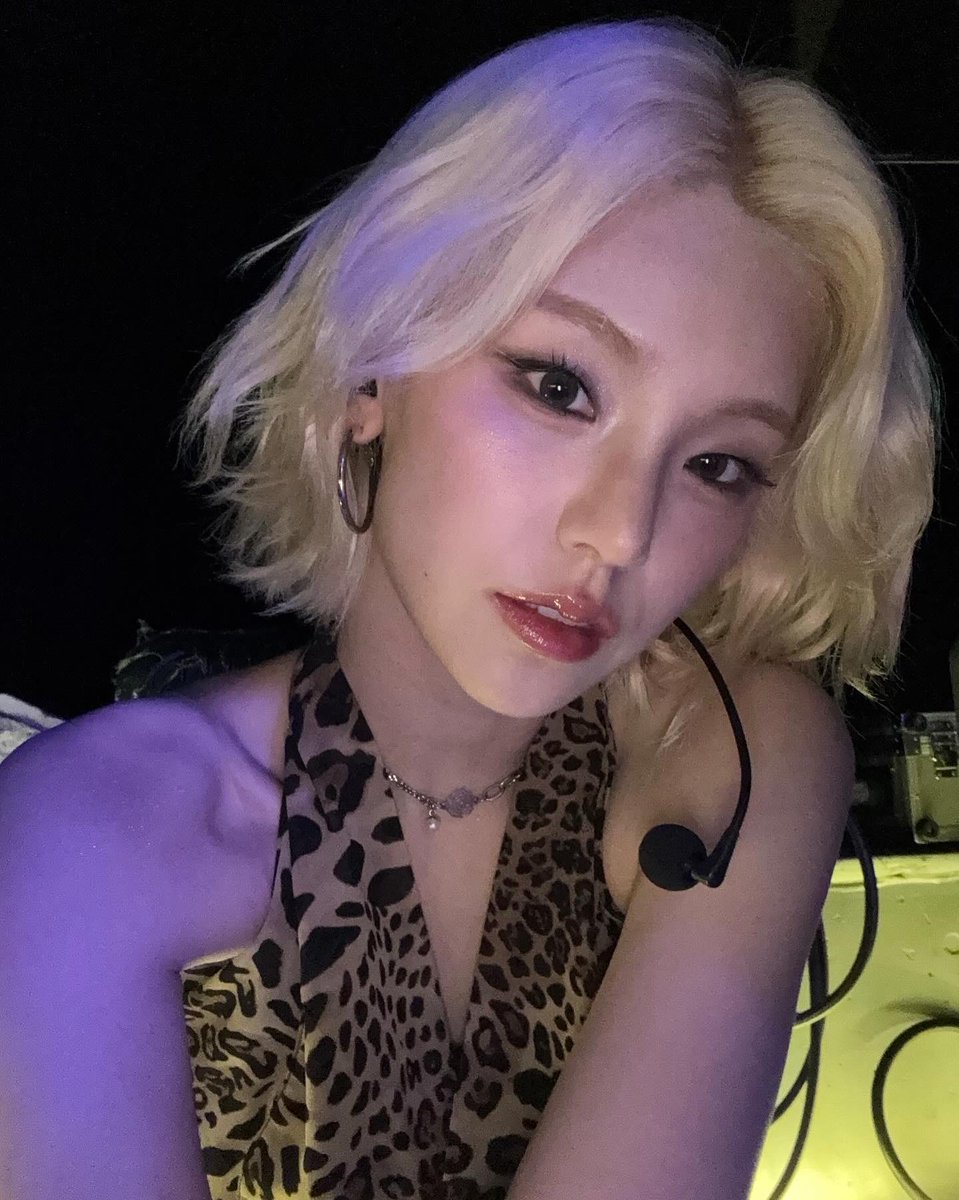 futchyj's tweet image. I love that top