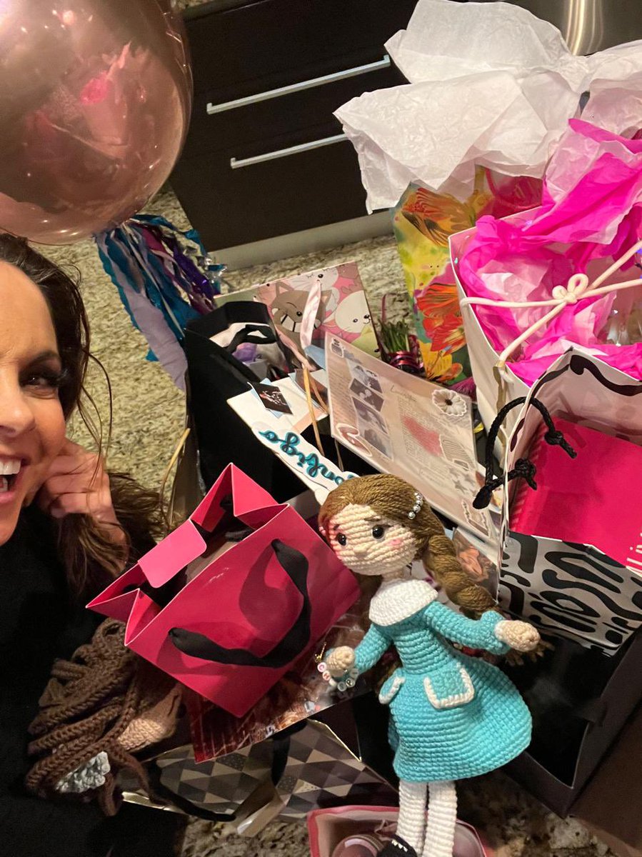 Gracias de todo corazón por todos los regalos, cartas, tarjetas, dulces, vestidos, por todo lo que me llevaron al show de Toluca. Habrá señales. L@s tqm y de verdad no hay palabras para darles mi agradecimiento por esos detalles de cariño tan únicos. Y gracias siempre por estar