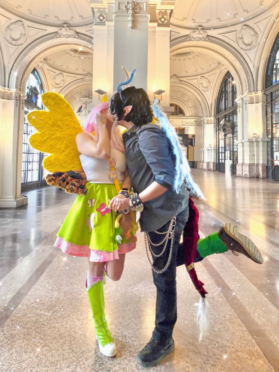 FlutterFlorale's tweet image. Fluttercord cosplay with my hubby🐉🦋
#Fluttershy #MyLittlePony #MLP #Fluttercord
