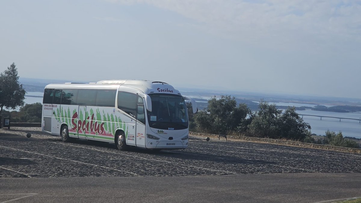 🚍✨ Nuestro grupo continúa disfrutando del circuito con #AutocaresRomero #Socibus
Hoy hemos hecho parada en Monsaraz, uno de los pueblos más bonitos de Portugal, con su encanto medieval y vistas impresionantes al Alqueva. 🌅
¡Un placer acompañaros!
💙 romerobus.com