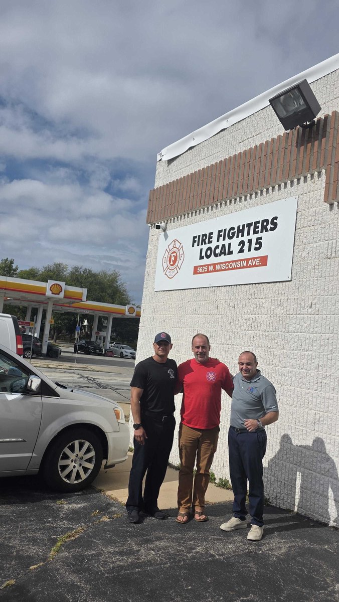 UDSHealth's tweet image. Big thanks to 𝐄𝐫𝐢𝐜 𝐃𝐚𝐮𝐧, President of IAFF Local 215, for leading the way in organizing complimentary cancer screenings for Milwaukee Firefighters! 👏
Amazing teamwork from union leaders, chiefs & Ali Ekman made this event a success.
#FirefighterWellness #EarlyDetection