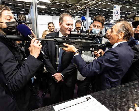 PtitConDgauche's tweet photo. Moi, personnellement, ça m’avait plus choqué quand Éric Zemmour avait pointé un fusil sur un journaliste, par exemple. https://t.co/QT1Usoo4Q6