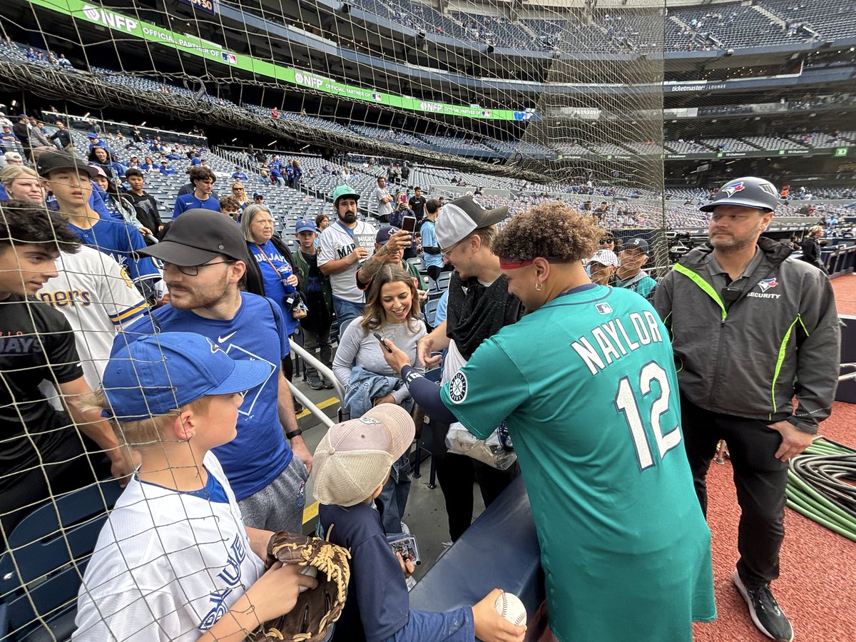 jwhittenbergK5's tweet image. Josh Naylor sharing baby photos to friends attending Game 2. #ALCS