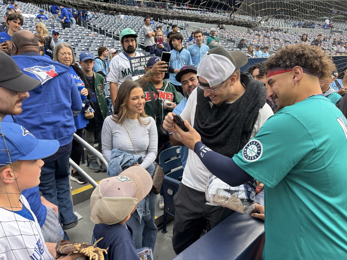jwhittenbergK5's tweet image. Josh Naylor sharing baby photos to friends attending Game 2. #ALCS
