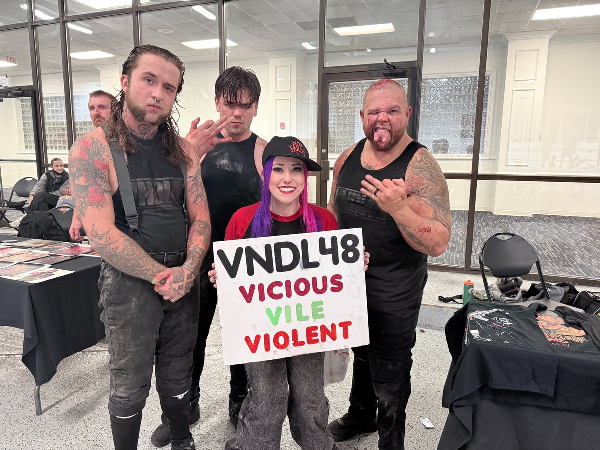 Finally got my pic with all of VNDL48! Another fun GCW weekend in the books!
