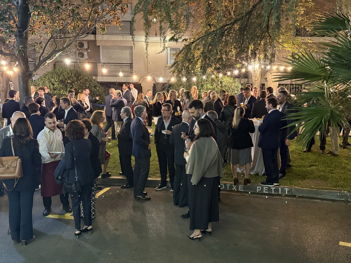 PatronalCecot's tweet photo. Cloem la #NitCecot amb el sopar còctel als jardins de Cecot. Un espai per compartir, fer xarxa i seguir impulsant el futur. 🌿 https://t.co/tfXC5FgZoz