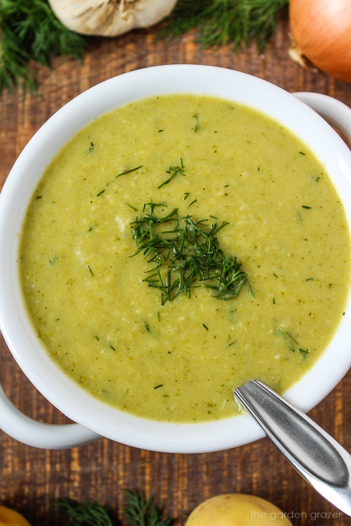 Vegan Broccoli Potato Soup! 🥦🥔 Cozy up with this healthy, nourishing soup made with just 7 simple ingredients (and optional fresh dill). It's so rich &amp; creamy but made with no butter, oil, or heavy cream! ✨ #Vegan 
✅ RECIPE: thegardengrazer.com/vegan-broccoli…