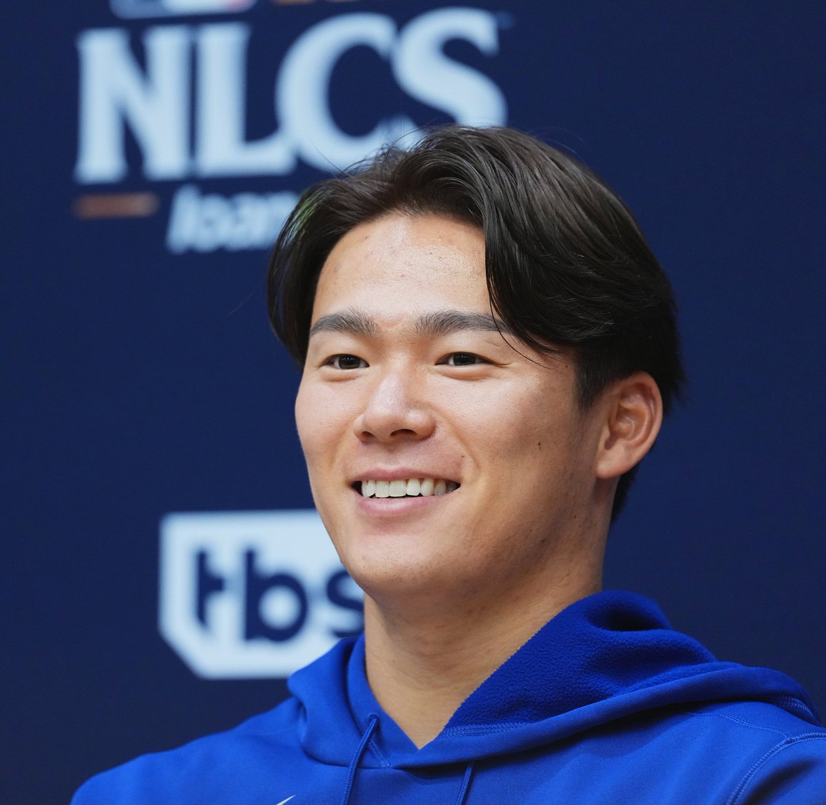 現地13日ミルウォーキー　会見でヘアスタイルを披露する山本由伸（撮影・菅敏）＃ドジャース　＃山本由伸 ＃dodgers ＃yoshinobuyamamoto ＃mlb ＃日刊スポーツ ＃写真映像部 ＃カンビン