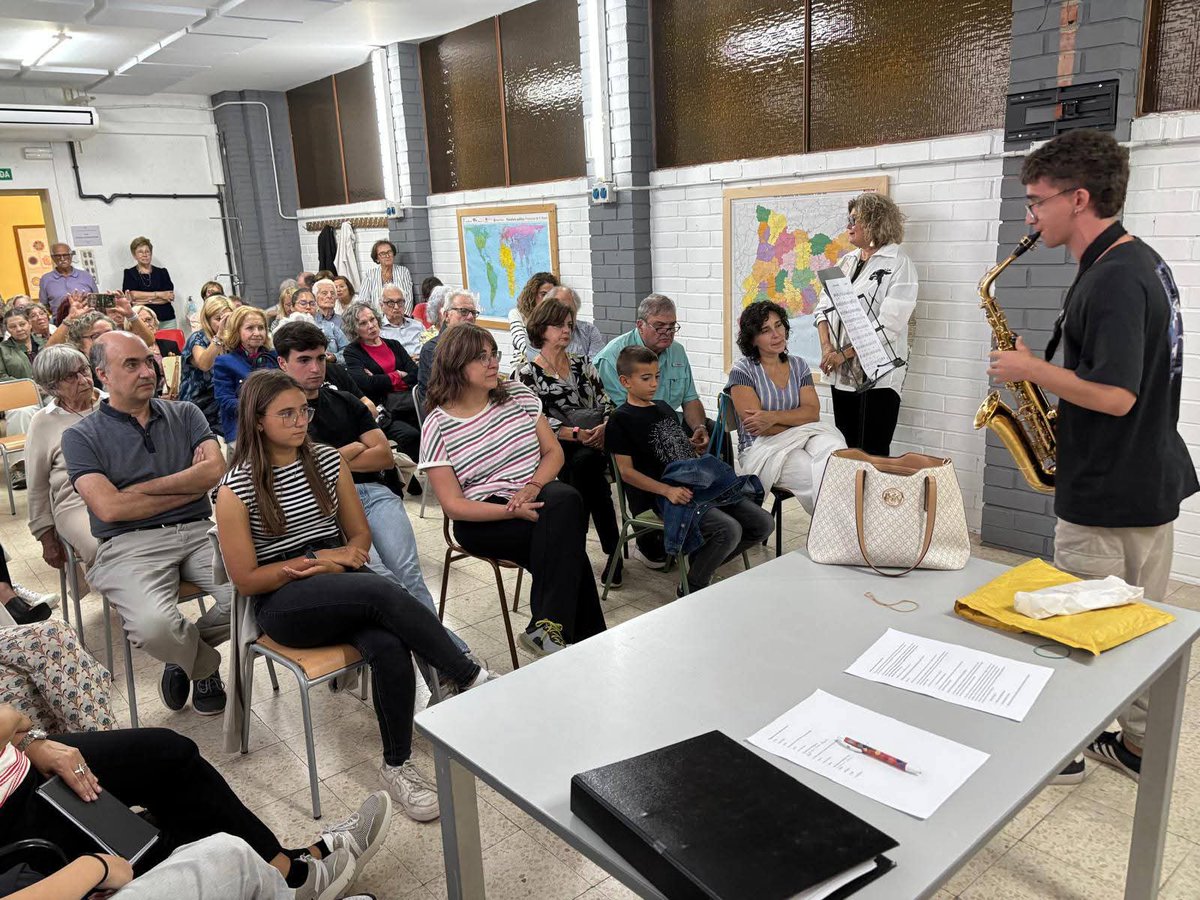 AIC de Lleida empieza el curso homenajeando a una voluntaria que nos dejo, Divina Calzada, poniendo su nombre en la aula que ella daba repaso.