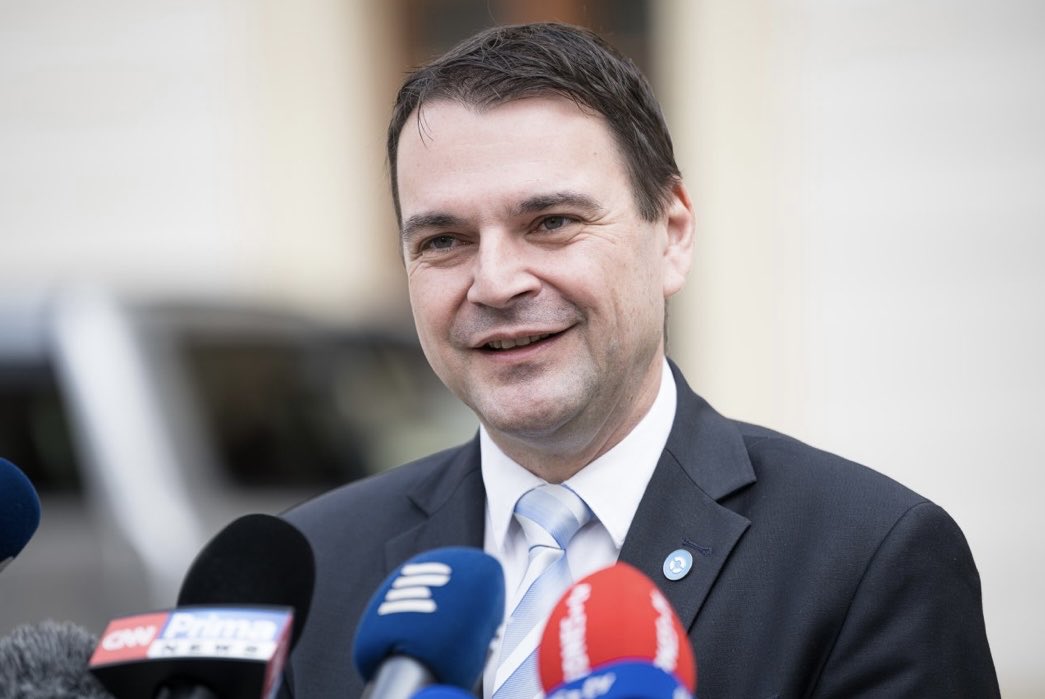 1/ Možný ministr životního prostředí za Motoristy Petr Macinka chce zrušit Chráněnou krajinnou oblast Soutok. Jeho hnutí přitom na jaře získalo milion od podnikatele Františka Fabičovice, majitele rozsáhlých pozemků v daném území a jednoho z nejhlasitějších odpůrců ochrany.