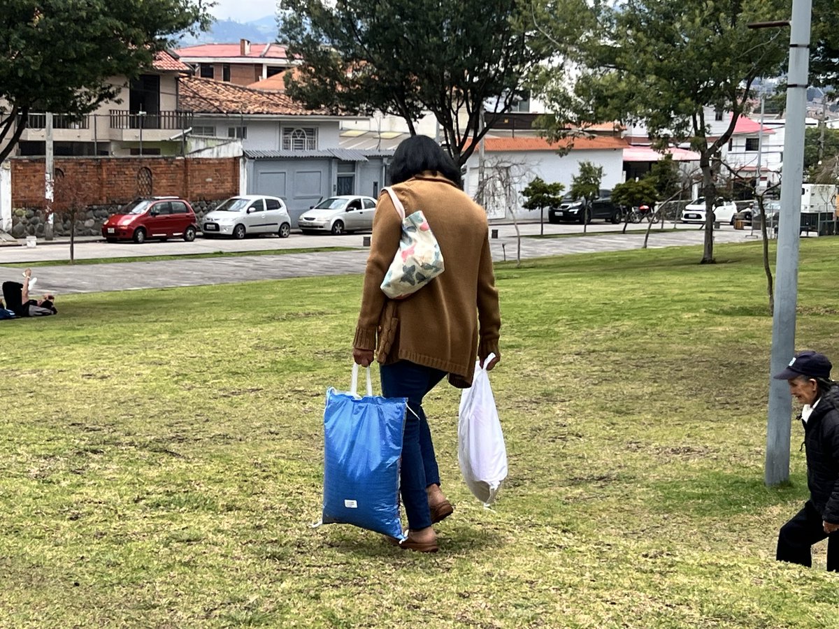 Comprometidos con el bienestar de nuestra gente, continuamos entregando kits de alimentos a diario 🥫🤝.

Con esta labor buscamos garantizar la alimentación 🍞 y el bienestar de las familias 👨‍👩‍👧‍👦 que más lo necesitan en diferentes sectores de nuestro Cantón.

<a href="/czamoramatute/">Cristian Zamora M</a>