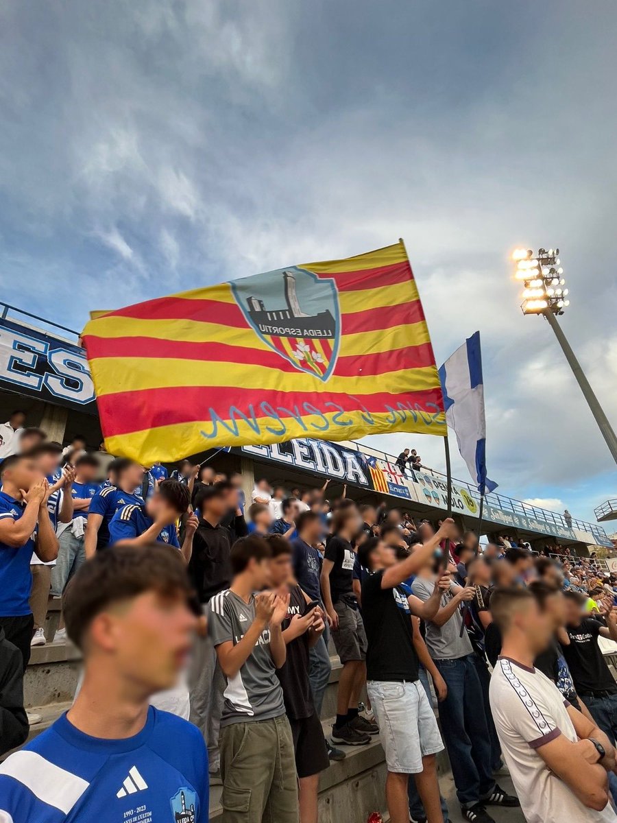 Millora al camp i la grada de sempre. Arribaran els resultats si l’equip segueix fent allò que demanem: portar amb dignitat aquest escut.