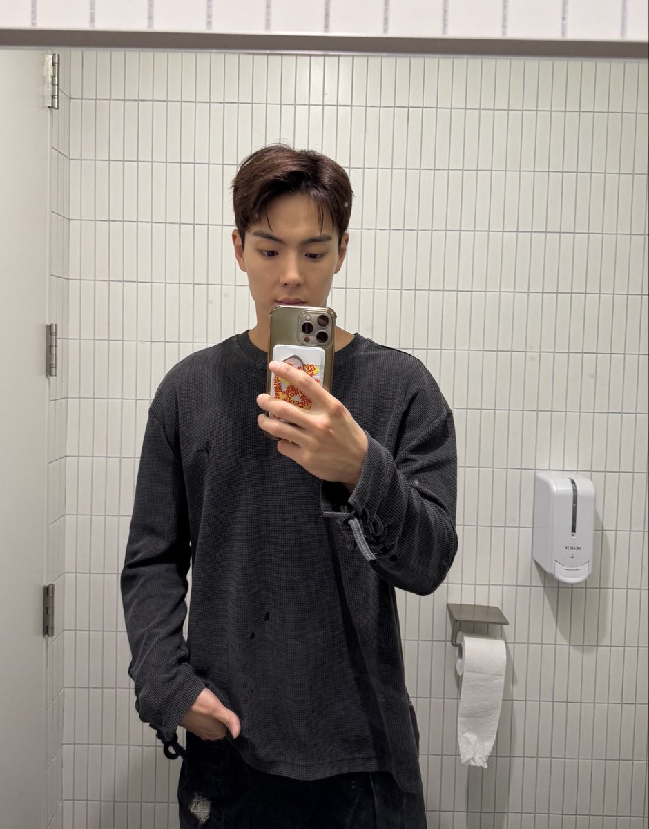 xcmilagonzalez's tweet image. In front of the mirror✨ 

#MonbebeSelcaDay #MBBSD #SHOWNU #MONSTA_X #MONBEBE      #셔누