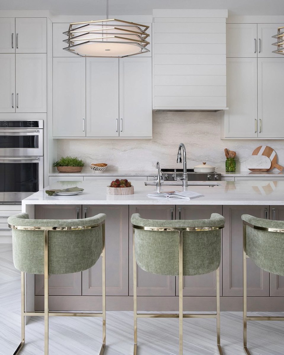 ACEKITCHENBATH's tweet photo. This kitchen is sleek, timeless, and effortlessly elegant. Our Cambria Ironsbridge quartz surfaces, featured on the countertops, backsplash, and waterfall island, bring refined beauty to this standout design. Tag someone who’d love to cook here! https://t.co/FiwrZasFme