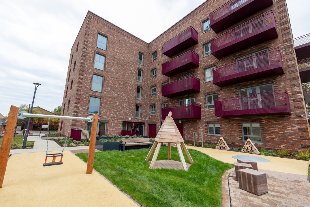 LABMmag's tweet image. Hillingdon Council recently celebrated the completion of 30 much-needed #affordablehomes, as part of the first phase of its Hayes estates #redevelopment. Higgins Group is the council’s contractor for the project.
labmonline.co.uk/news/first-new…
@Hillingdon @HigginsPartner