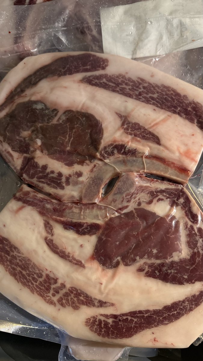 Hämtade ut nästan ett ton kött, och när fläsk ser ut såhär blir man fan knäsvag.

Iberico kiss my ass.

Sen kom avräkningen från slakteriet, o för fjärde gången i rad tror de att de köpt köttet av mig. 12kr/kg skulle jag fått om jag bara lämnade in. 

Skulle inte sålt för 10x det