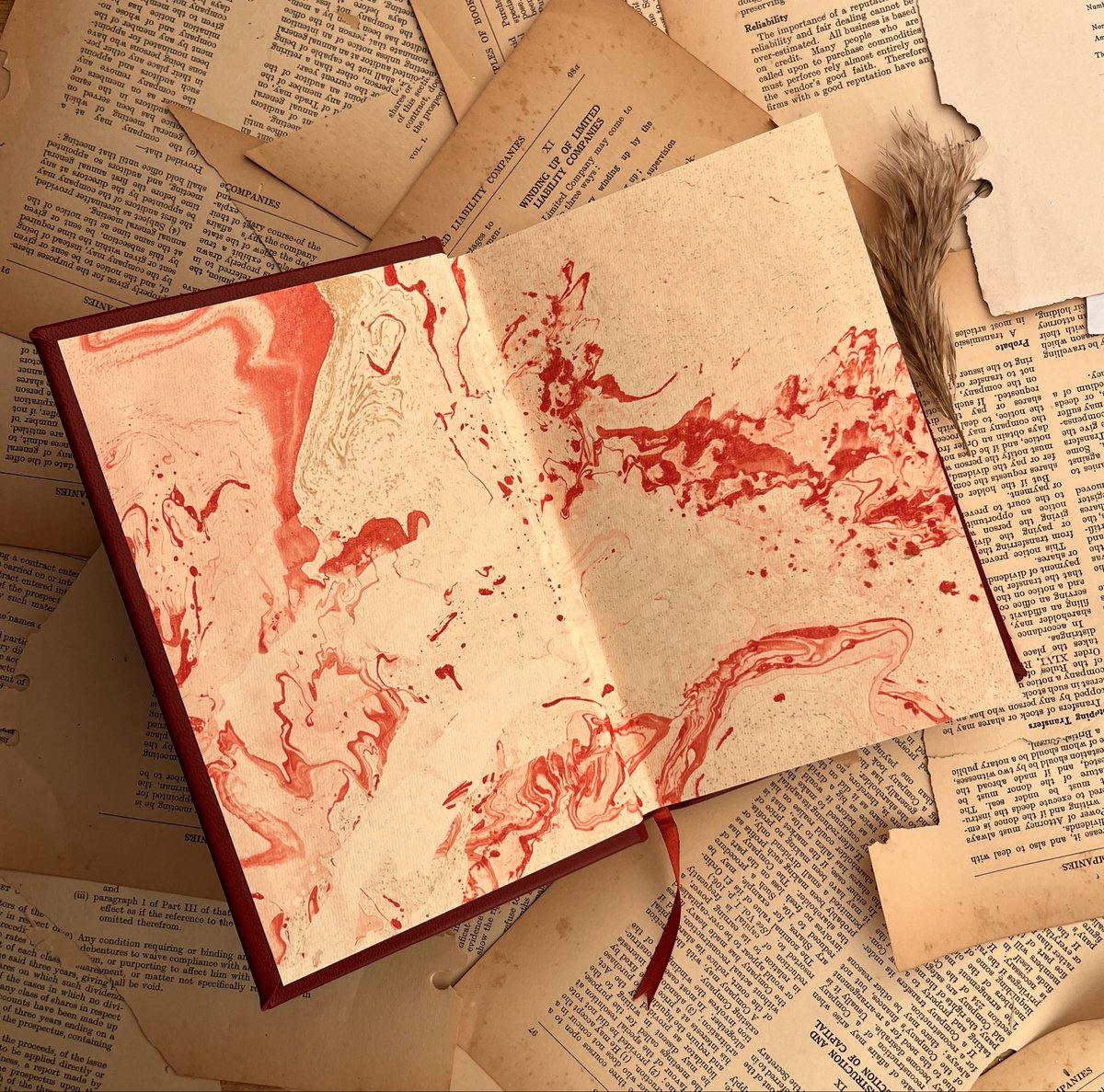 ✨ Lord of the Flies by William Golding— a masterpiece reborn in brown leather, adorned with rich gold-filled embossings that tell the story before you even open the book. Every detail, from the silhouette to the spine, is crafted to perfection. 🙌🏻⚒️

This Christmas, gift a