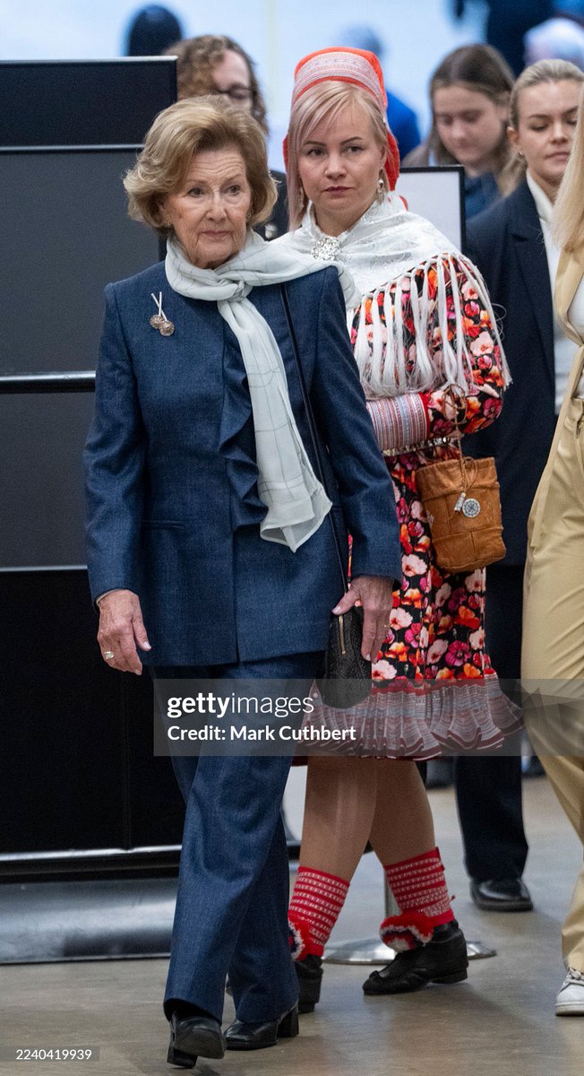 implmaterial's tweet image. 🇳🇴 🇬🇧 Queen Sonja in London
Her Majesty Queen Sonja with Máret Ánne Sara today viewing the Máret Ánne Sara Exhibition at Tate Modern in London.
This is the first major presentation of a Samisk artist from Norway in the U.K. The installation will be on display until 6 April,…