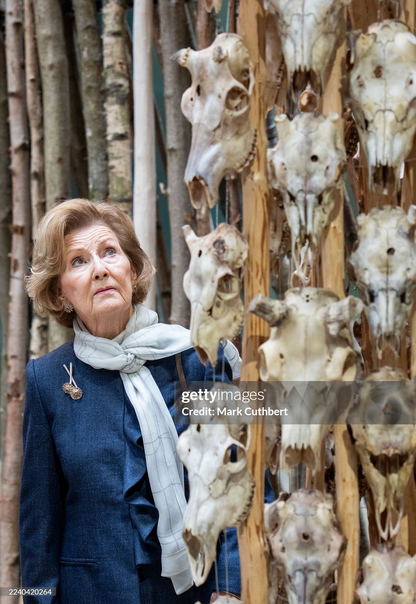 implmaterial's tweet image. 🇳🇴 🇬🇧 Queen Sonja in London
Her Majesty Queen Sonja with Máret Ánne Sara today viewing the Máret Ánne Sara Exhibition at Tate Modern in London.
This is the first major presentation of a Samisk artist from Norway in the U.K. The installation will be on display until 6 April,…