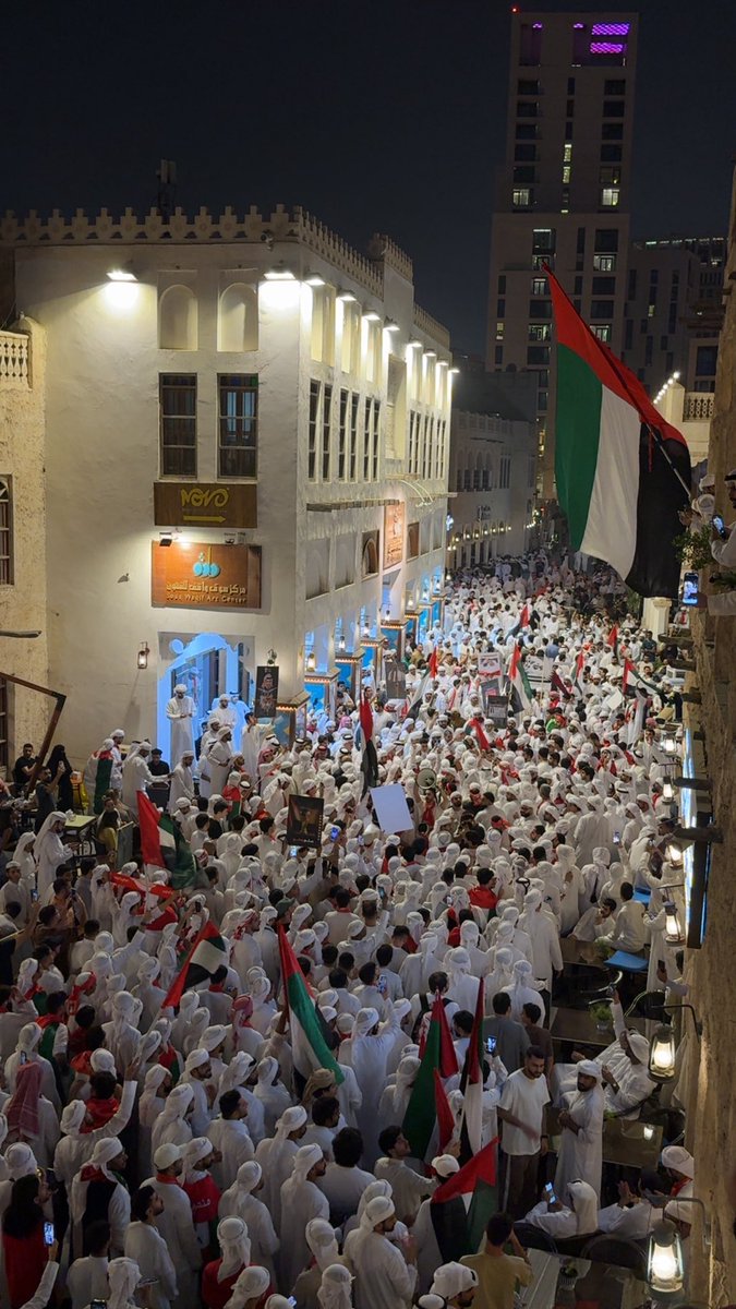 منتصف الاسبوع
خارج دولتهم
تاركين دواماتهم
اكثر من ١٥ الف شخص مب ضامن تذكرته

رغم كل الظروف والعوائق إلا أنهم حضروا وأدّوا واجبهم تجاه المنتخب على أكمل وجه من اليوم الأول الى هذا الوقت

هم يفدون بأرواحهم من أجل هذا الوطن ومن أجل شعاره

شكرًا لكم يا أوفى شعب🇦🇪🤍 .