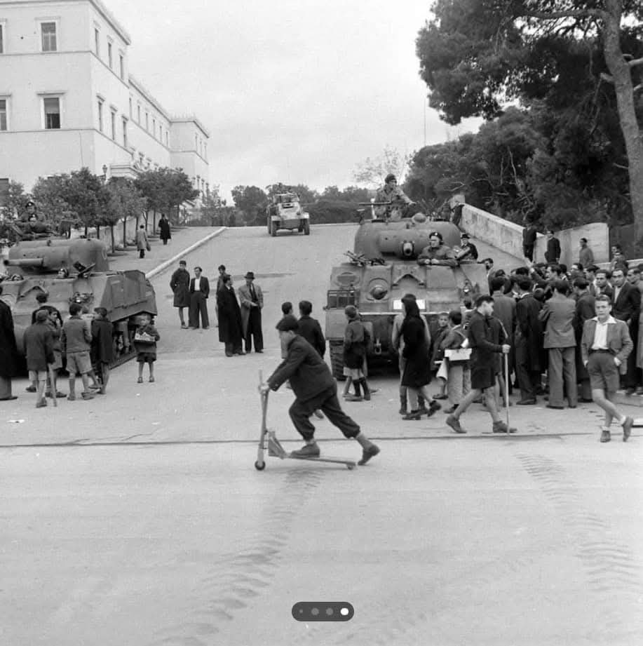 Είχε αναλάβει και στο παρελθόν στρατός την "προστασία" του Αγνώστου Στρατιώτη από τον ελληνικό λαό.
 Όχι ο ελληνικός στρατός, ο βρετανικός, το Δεκέμβρη του 1944.
Με αυτό τον στρατό ήταν οι πολιτικοί πρόγονοι των κούληδων